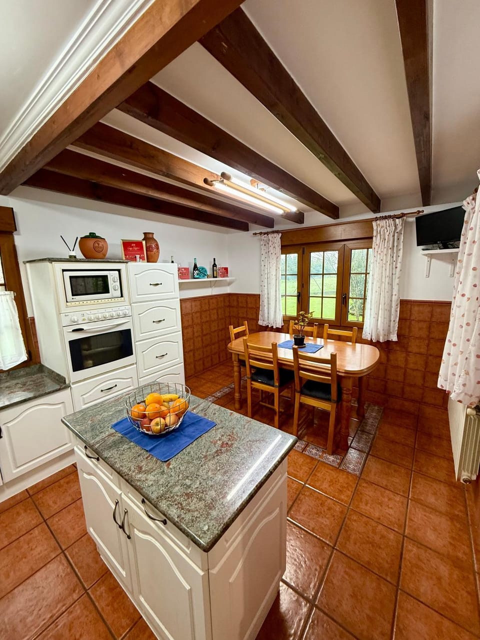 Kitchen or kitchenette, Dining area, oven