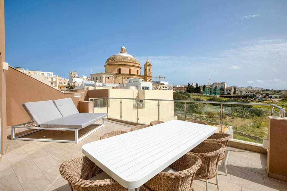 Balcony/Terrace, Seating area, City view, sunbed