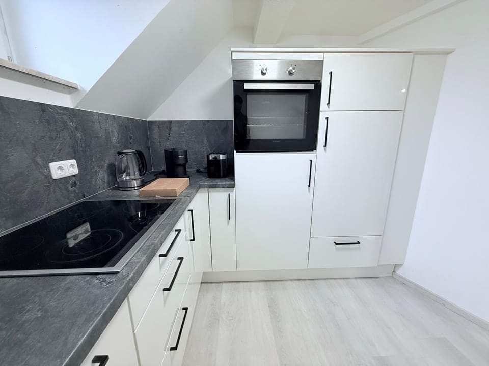 Coffee/tea facilities, Kitchen or kitchenette, dishwasher, oven, stove, toaster