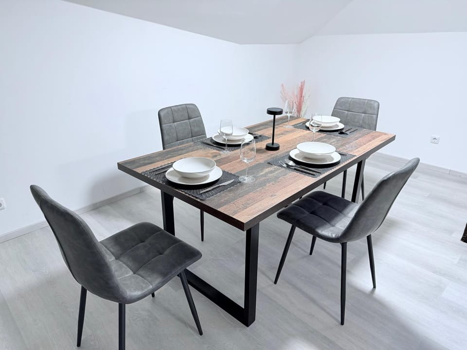 Seating area, Dining area