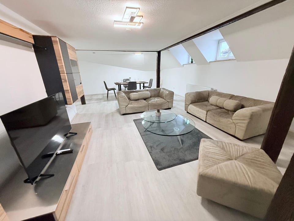 TV and multimedia, Living room, Seating area, Evening entertainment