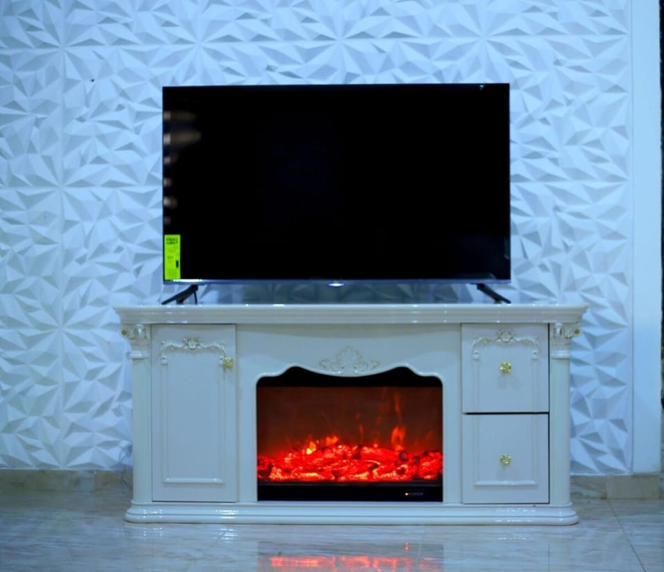 Communal lounge/ TV room, TV and multimedia, fireplace