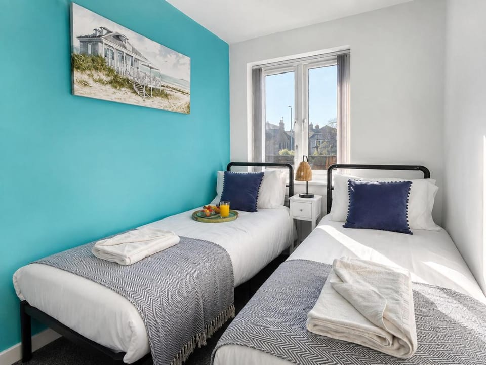Sunny 2-Bedroom Coastal Stay with Free Parking House in Great Yarmouth