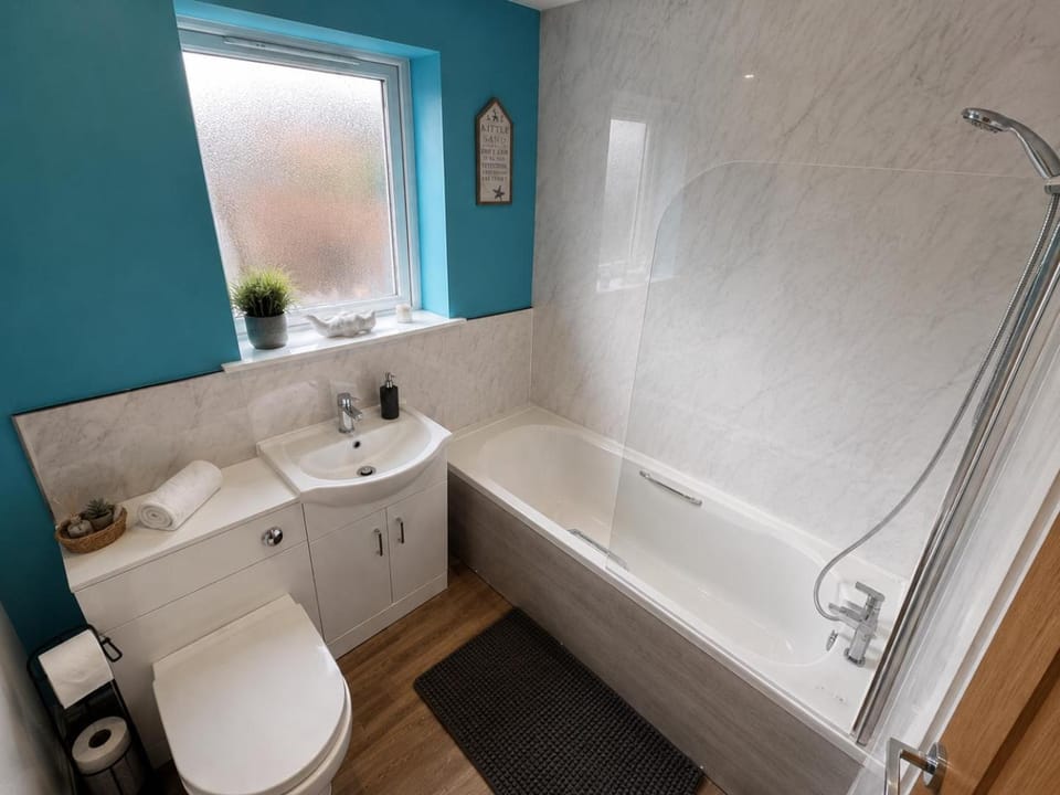 Sunny 2-Bedroom Coastal Stay with Free Parking House in Great Yarmouth