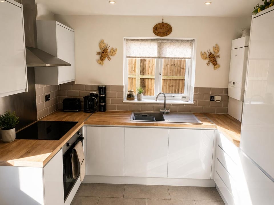 Sunny 2-Bedroom Coastal Stay with Free Parking House in Great Yarmouth