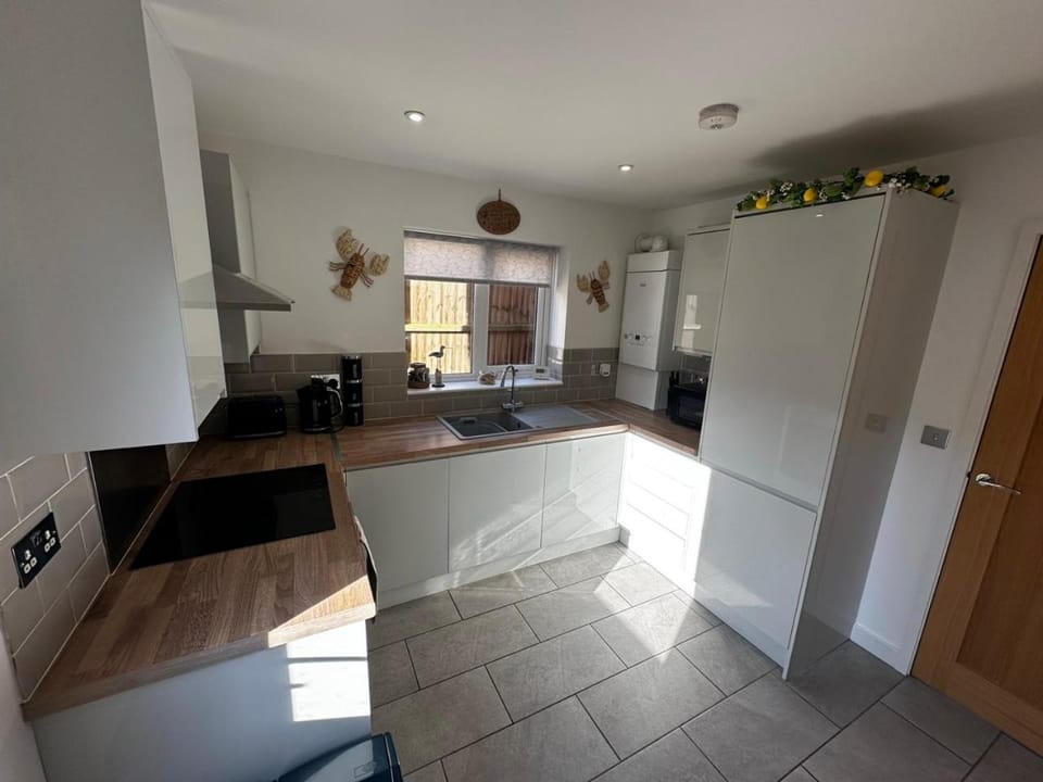 Sunny 2-Bedroom Coastal Stay with Free Parking House in Great Yarmouth