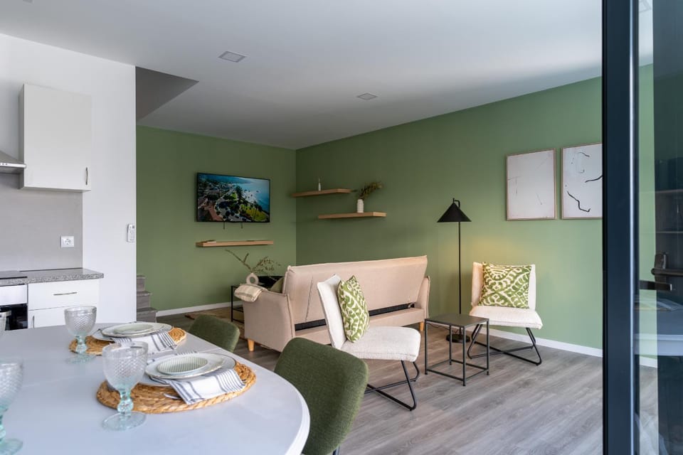 Communal lounge/ TV room, TV and multimedia, Living room, Seating area, Dining area