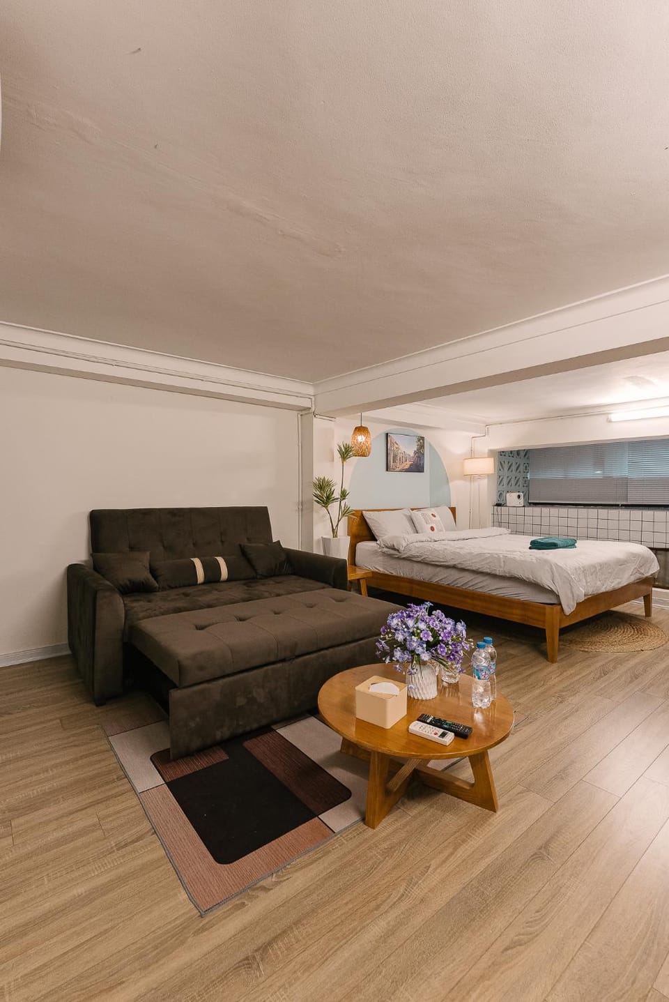 Photo of the whole room, Seating area