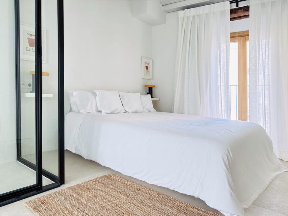 Shower, Bed, Bathroom, Balcony/Terrace, Photo of the whole room, Decorative detail, Bedroom, wardrobe, air conditioner