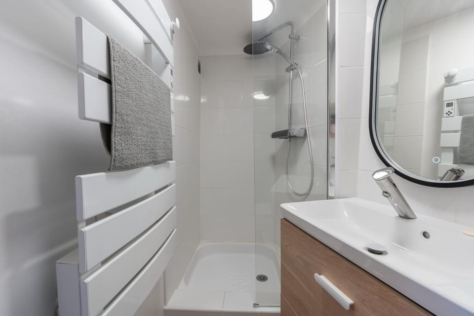 Shower, Bathroom, towels
