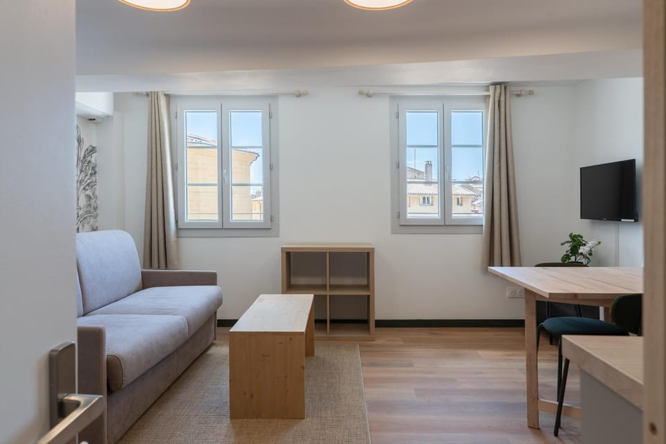 Bed, TV and multimedia, Living room, Seating area
