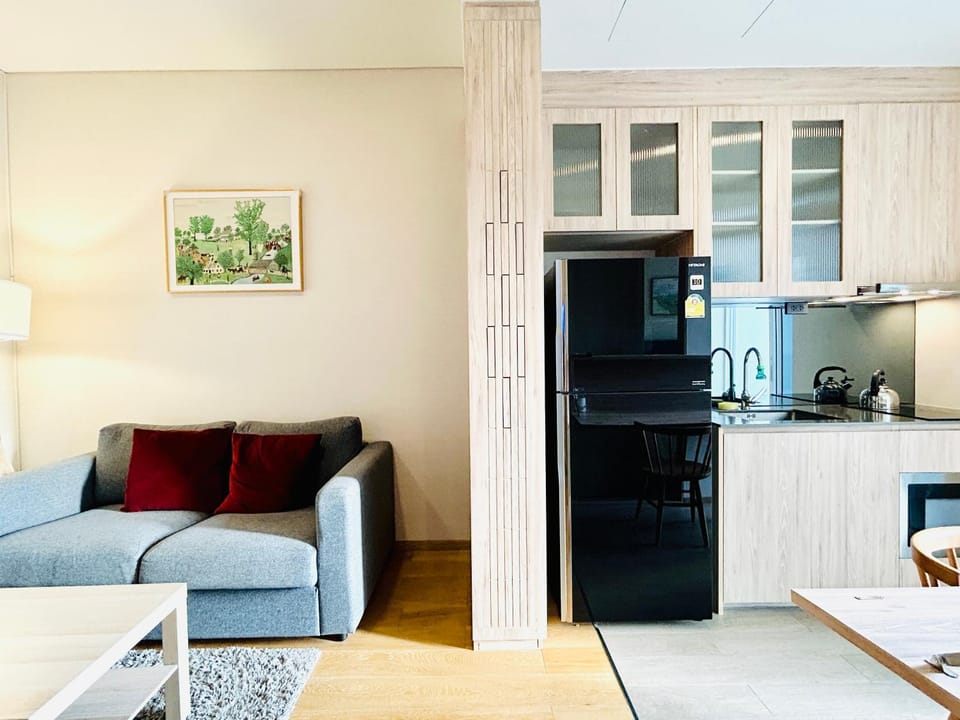 Coffee/tea facilities, Kitchen or kitchenette, Living room, Seating area, Dining area, stove