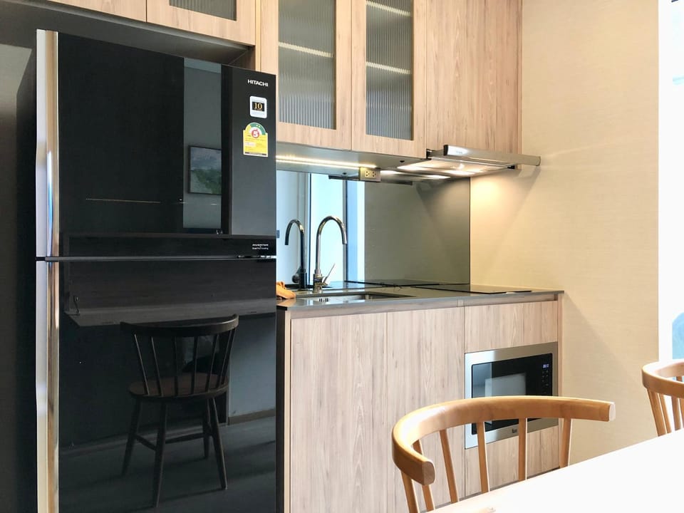 Kitchen or kitchenette, Dining area, stove