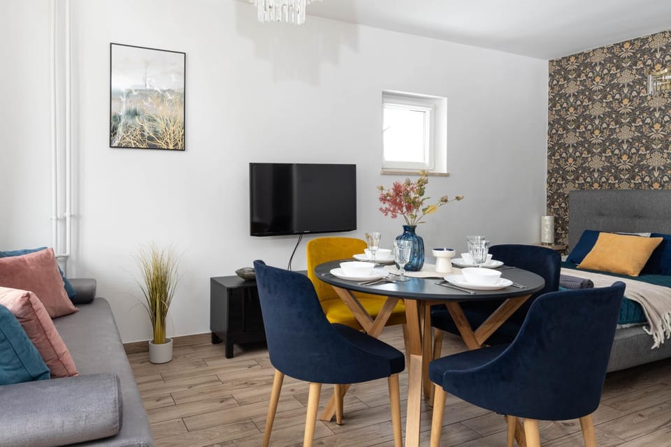 Communal lounge/ TV room, TV and multimedia, Living room, Seating area, Dining area, Evening entertainment