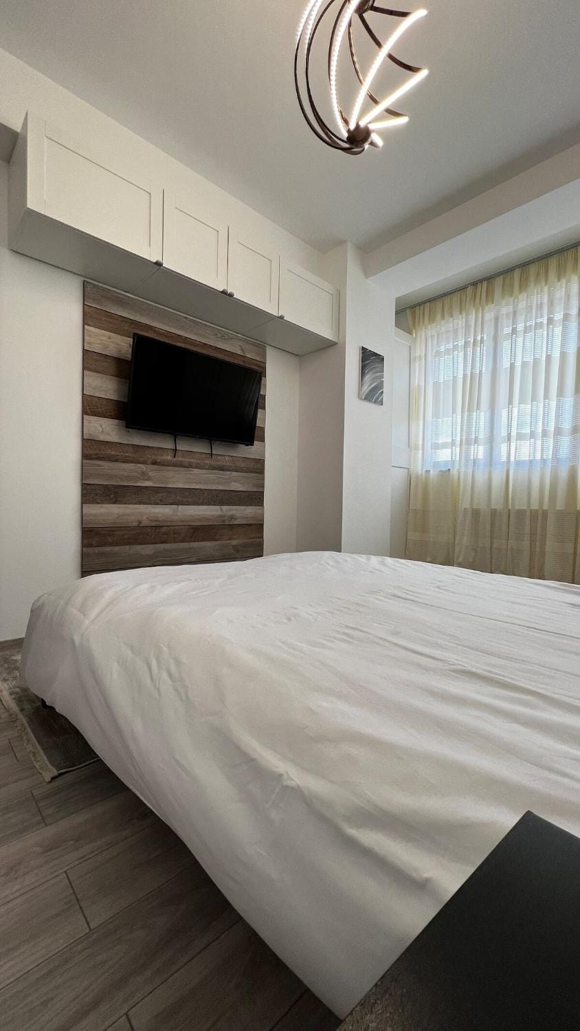Bed, TV and multimedia, Photo of the whole room, Bedroom