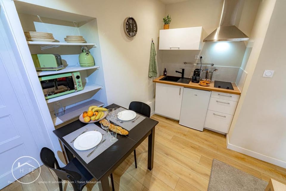 Coffee/tea facilities, Kitchen or kitchenette, Dining area, stove, toaster