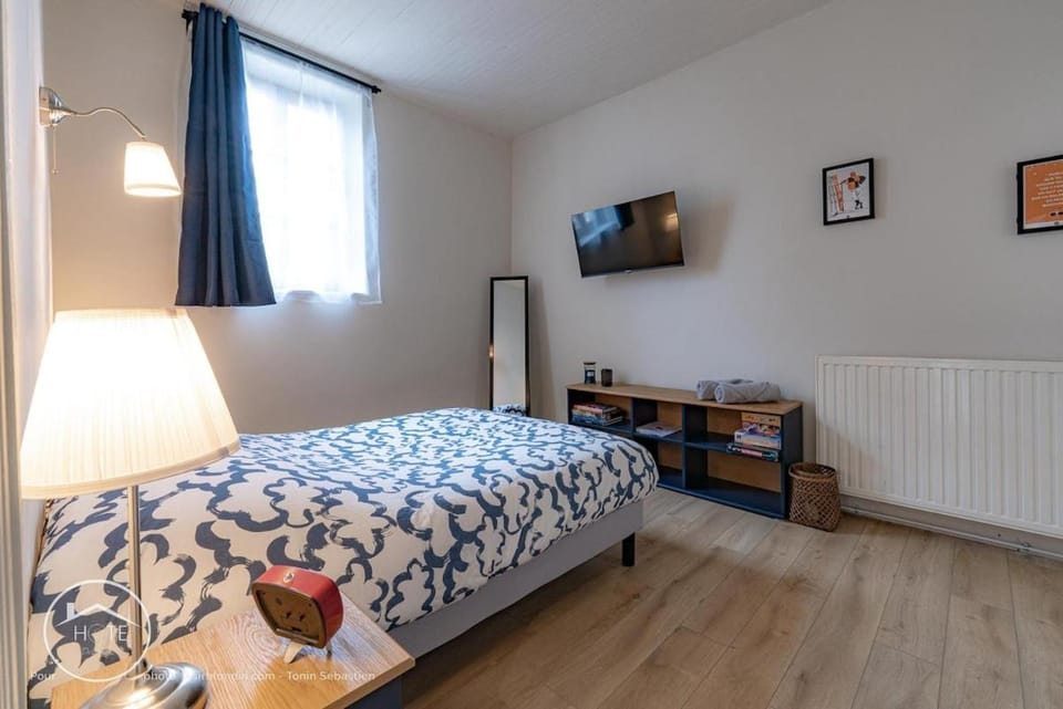 Bed, TV and multimedia, Photo of the whole room, Bedroom