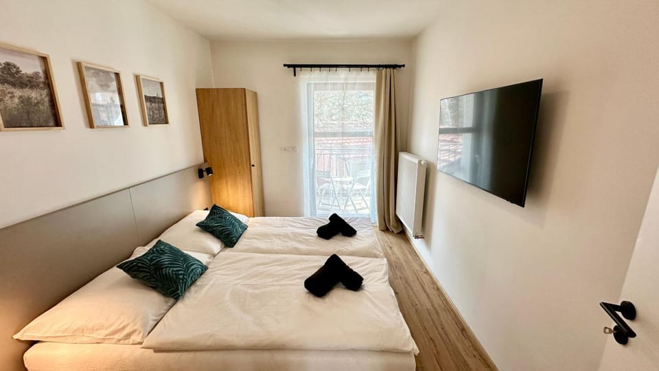 Bed, TV and multimedia, Photo of the whole room, Bedroom, towels