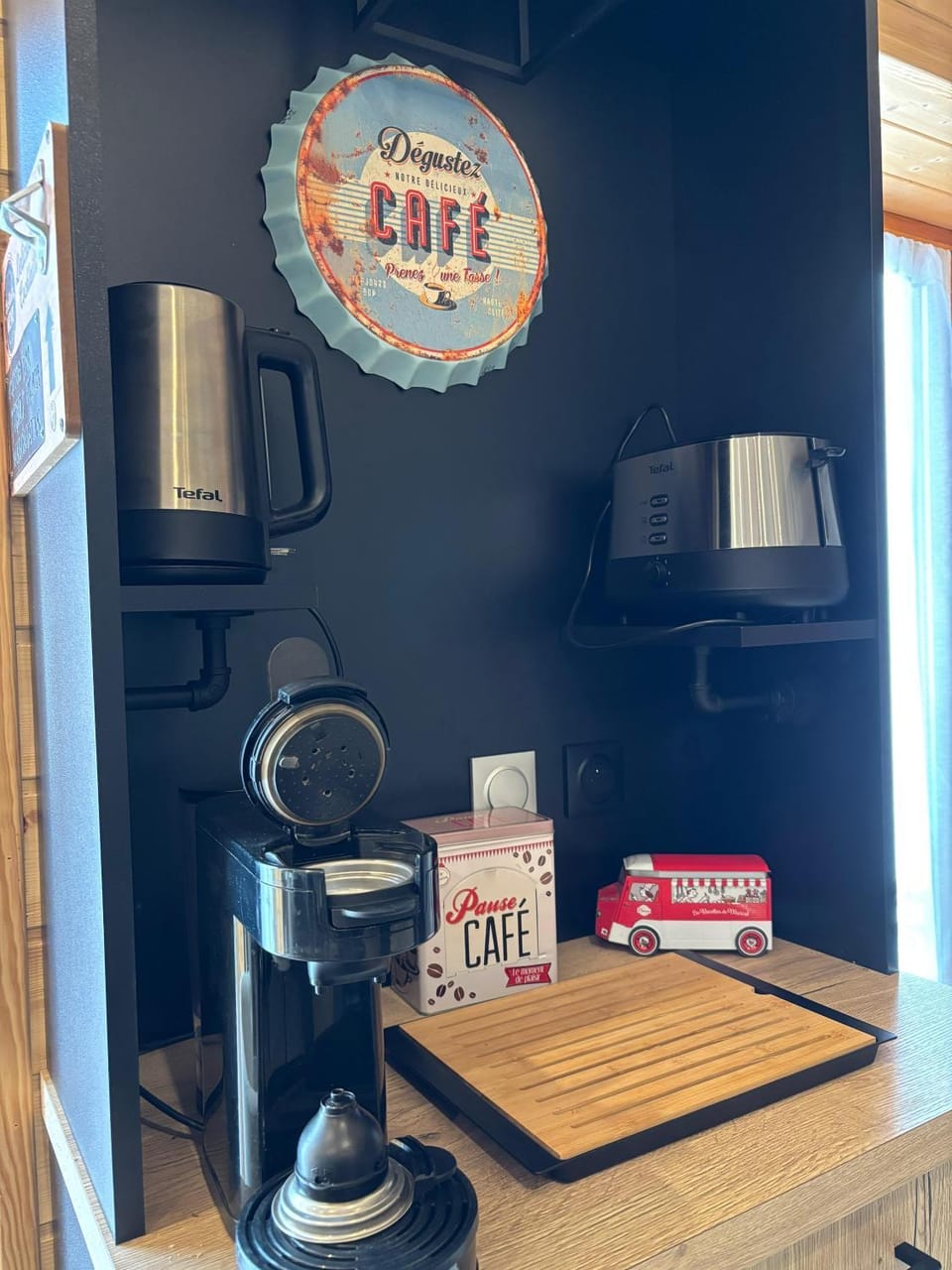 Coffee/tea facilities, toaster