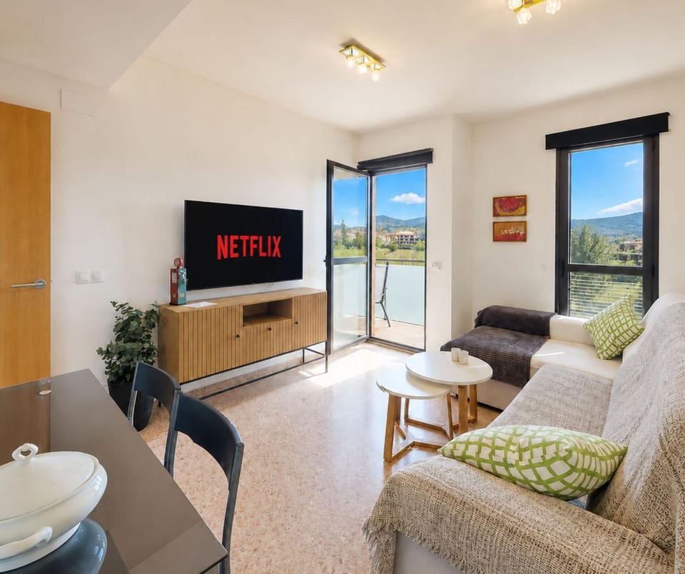Communal lounge/ TV room, Natural landscape, TV and multimedia, Living room, Seating area, Evening entertainment, Mountain view