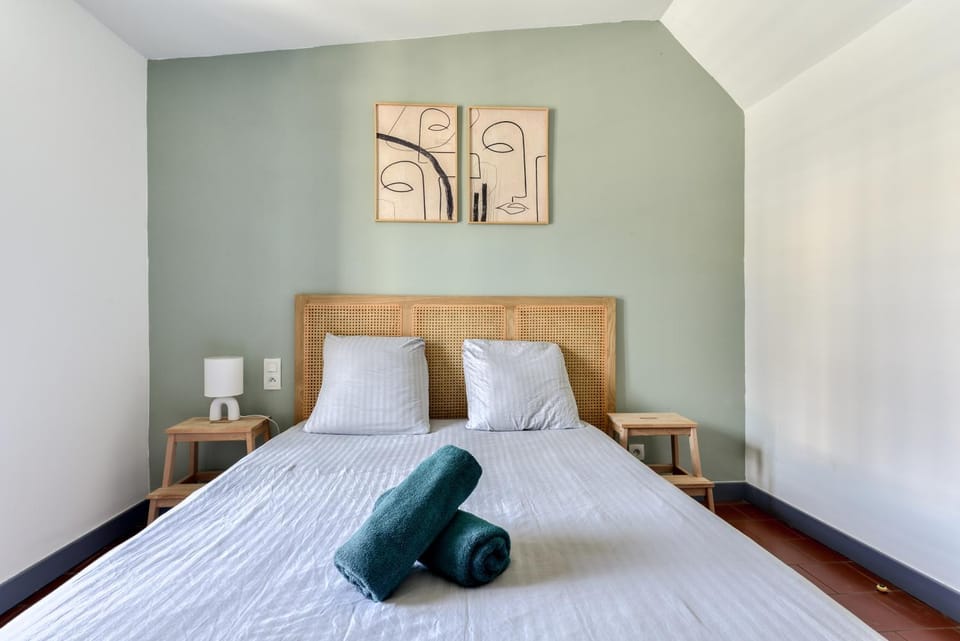 Bed, Photo of the whole room, Bedroom, towels