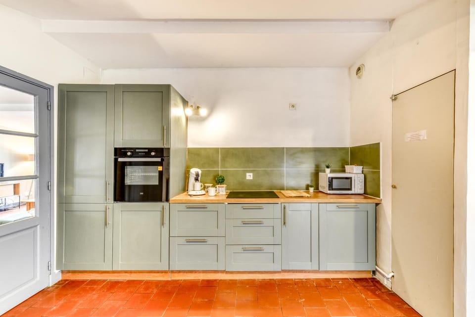 Kitchen or kitchenette, oven, stove