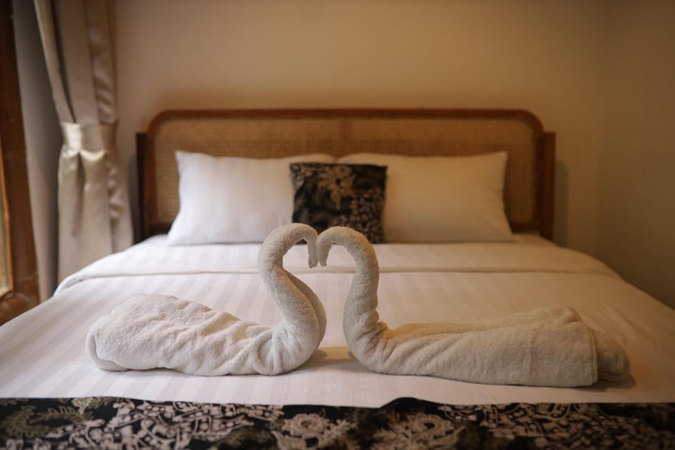 Bed, towels