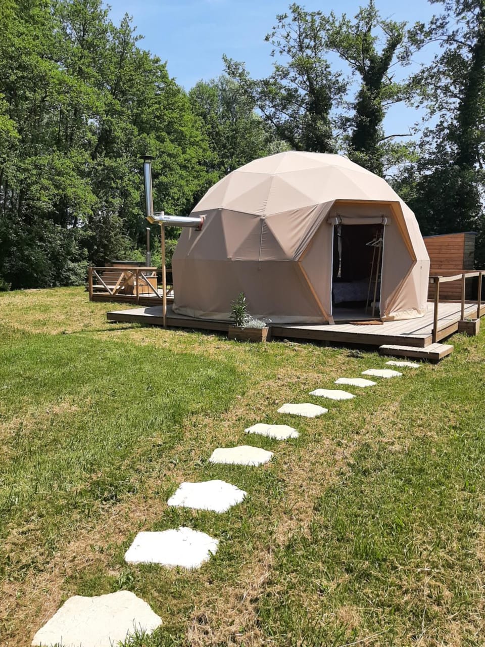 Grand dôme Luxury tent in Auvergne-Rhône-Alpes