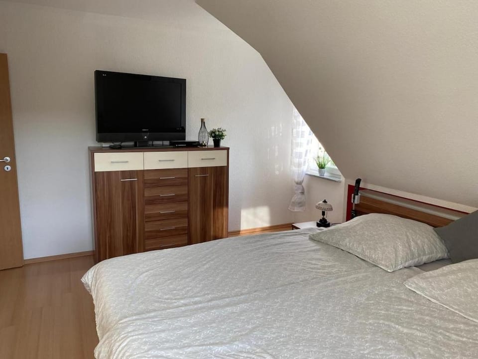 Bed, TV and multimedia, Bedroom