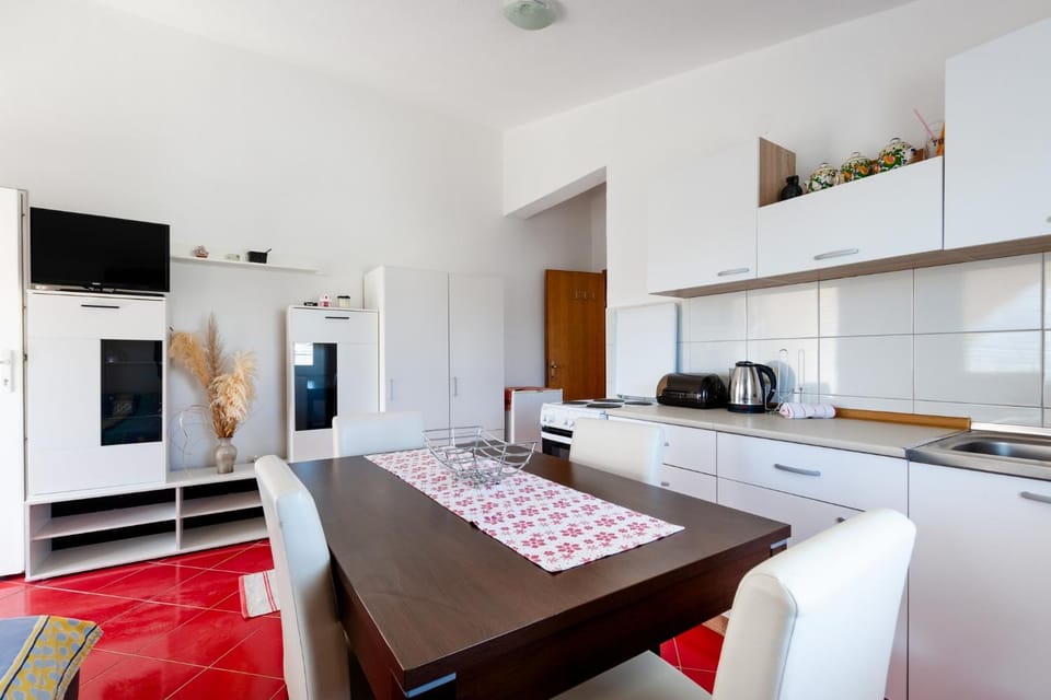TV and multimedia, Kitchen or kitchenette, Living room, Seating area, Dining area, oven, stove