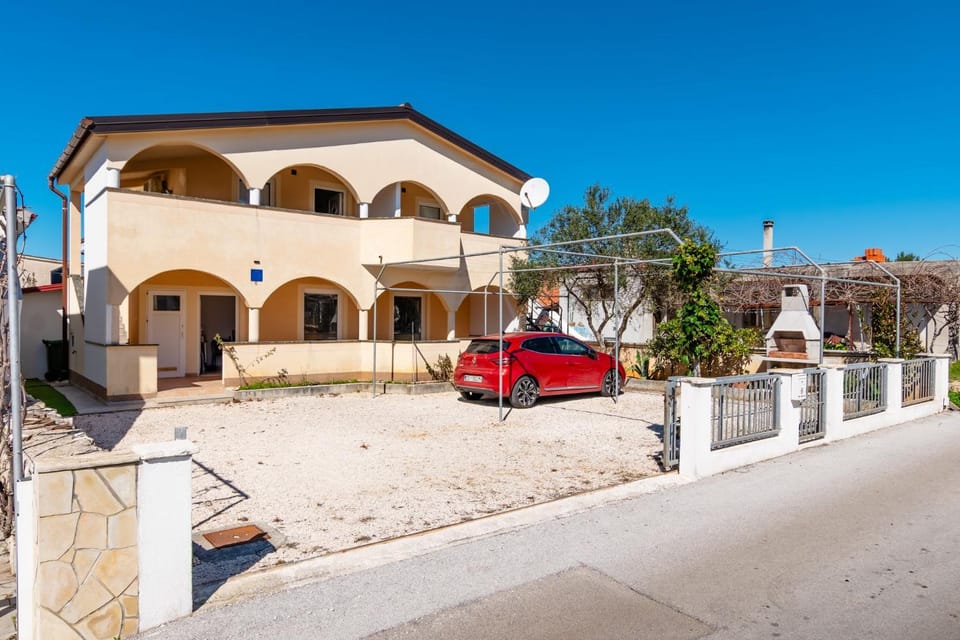 Property building, Day, Neighbourhood, Parking