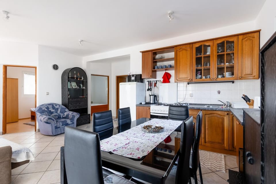 TV and multimedia, Kitchen or kitchenette, Living room, Seating area, Dining area, oven