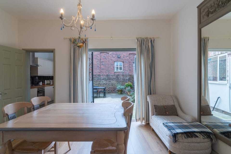 St Denys View with Free parking Apartment in York