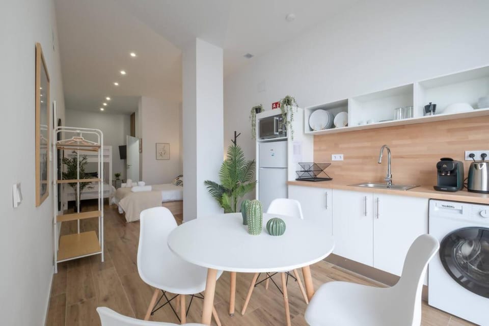 Coffee/tea facilities, Kitchen or kitchenette, Dining area