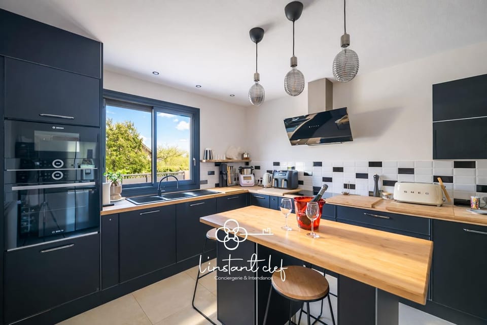 Communal kitchen, kitchen, kitchen