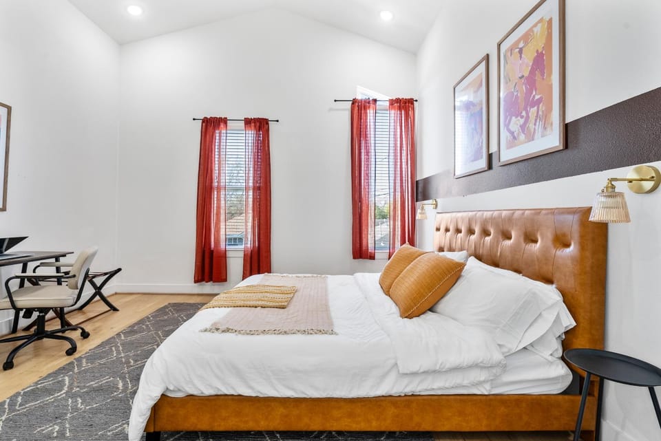 Bed, Photo of the whole room, Seating area, Bedroom