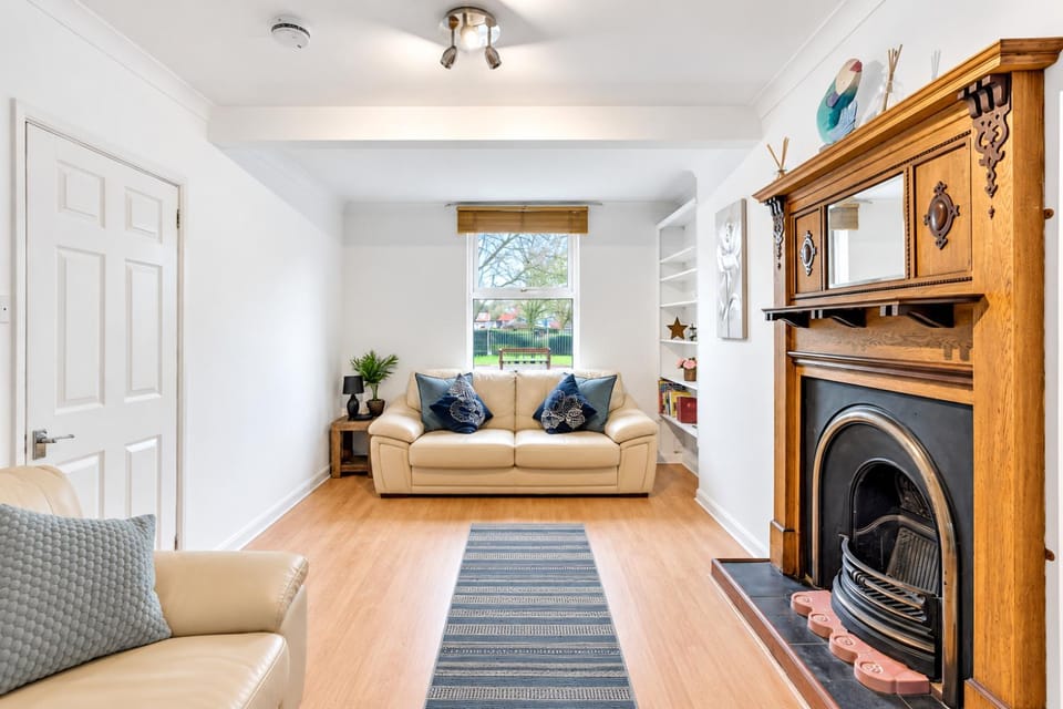 TV and multimedia, Living room, Decorative detail, Seating area, Garden view, internet