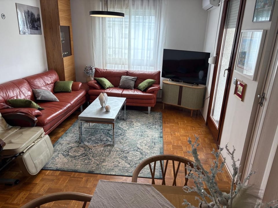 Communal lounge/ TV room, TV and multimedia, Living room, Seating area, Evening entertainment