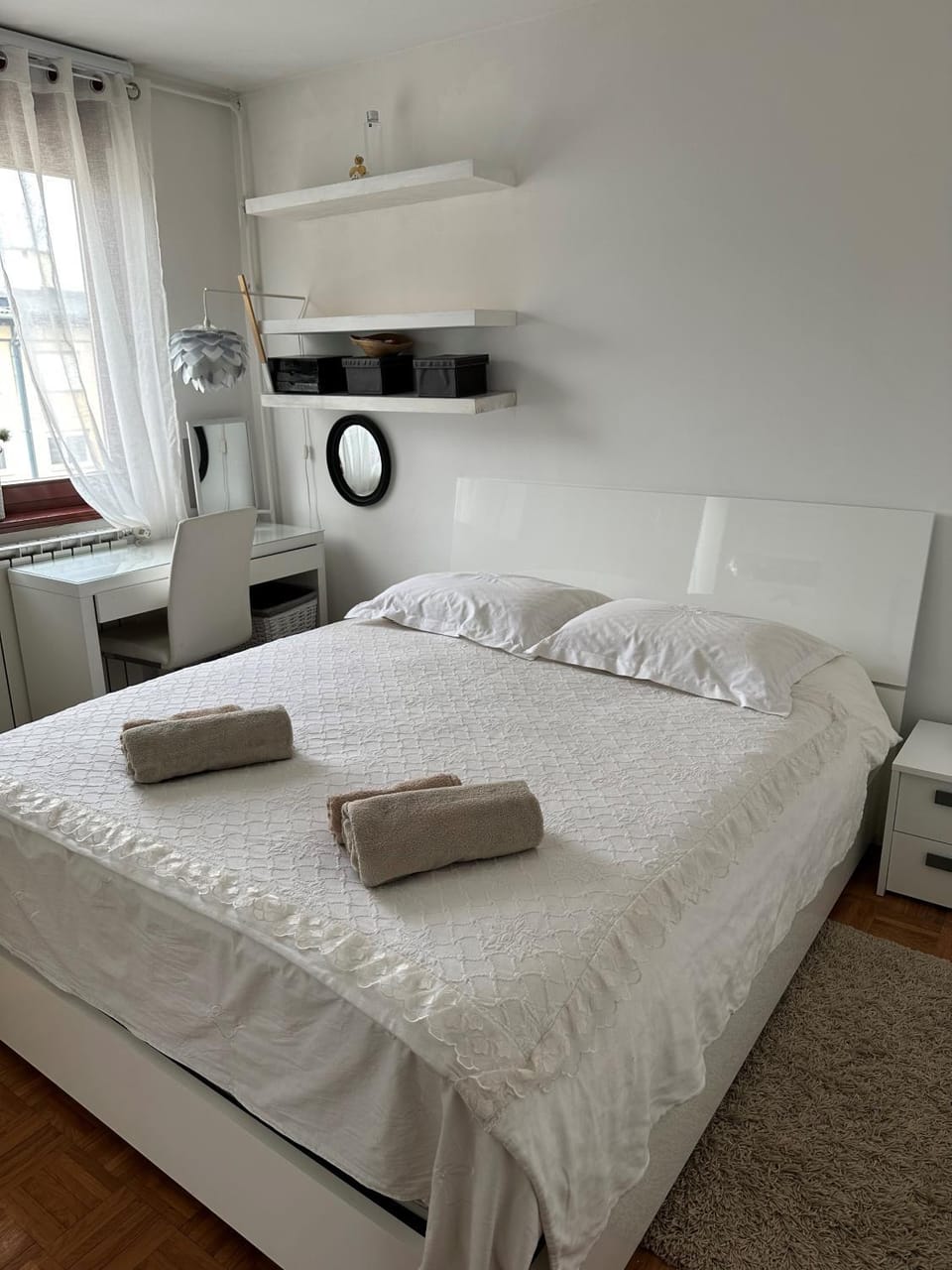 Bed, Photo of the whole room, Bedroom, towels