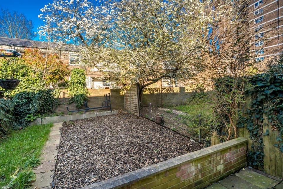 Stylish 3 Bed Home with Gardens Fast Transport Links House in London Borough of Lewisham
