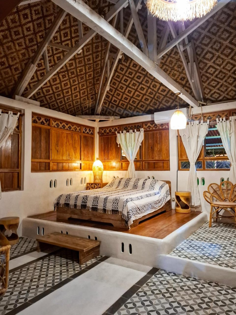 Bed, Living room, Photo of the whole room, Seating area, Bedroom