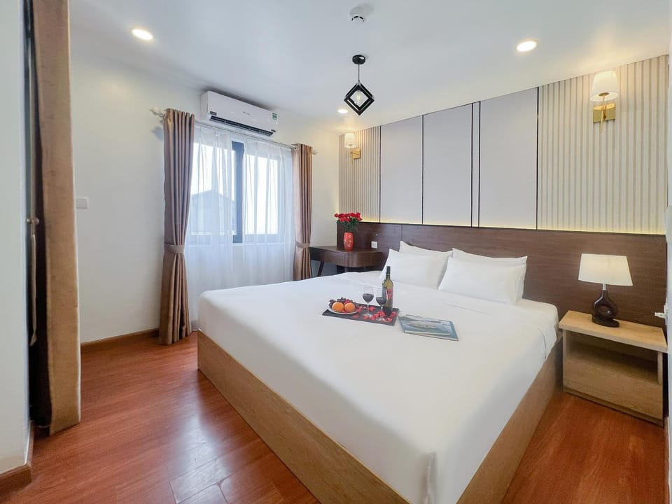 Bed, Living room, Photo of the whole room, Seating area, Bedroom, air conditioner