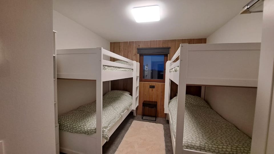 Bedroom, bunk bed