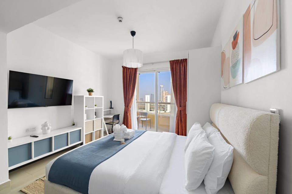 Bed, TV and multimedia, Living room, Photo of the whole room, Seating area, Bedroom
