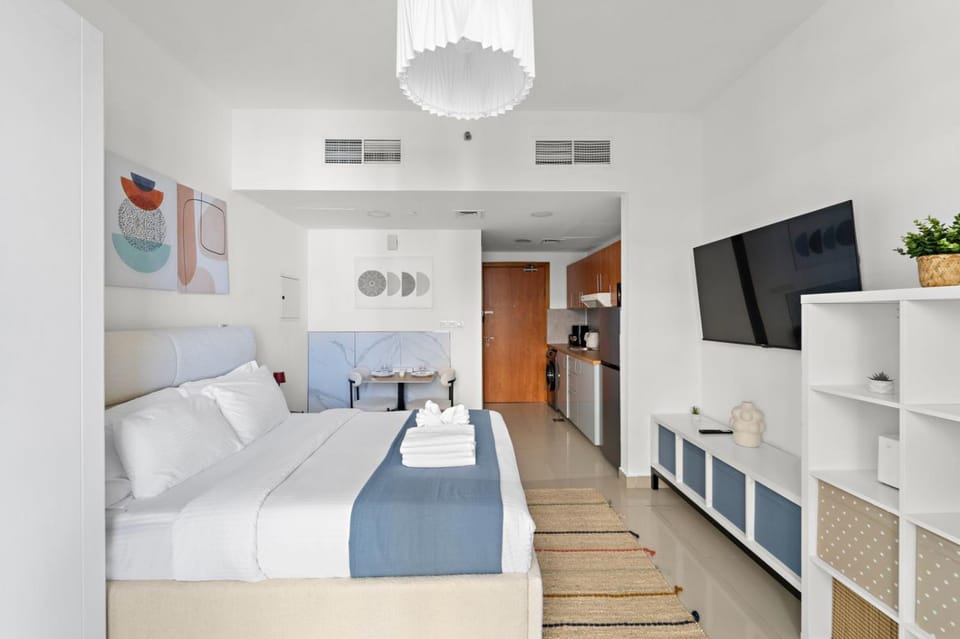 Bed, TV and multimedia, Photo of the whole room, Bedroom, towels, air conditioner