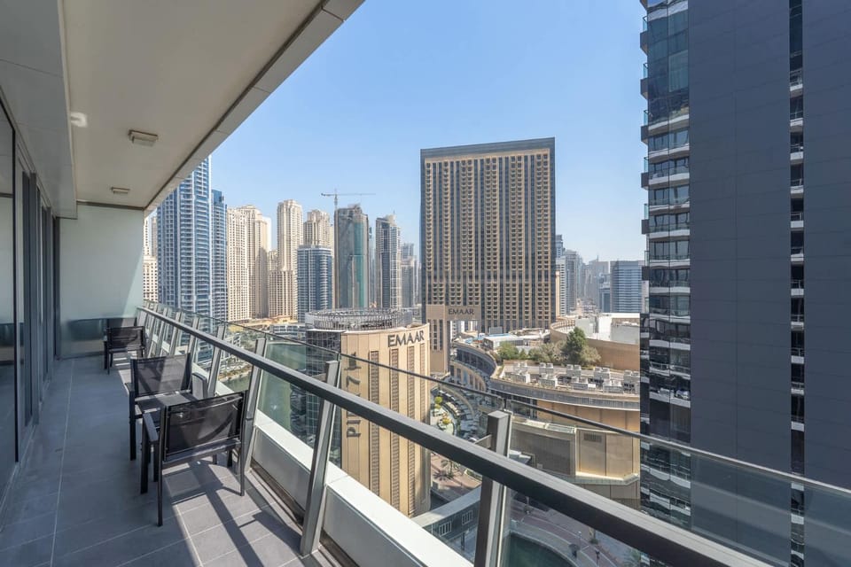 Free housekeeping visits during your stay - StayShort - Contemporary 2-Bedroom Apartment in Silverene Apartment in Dubai