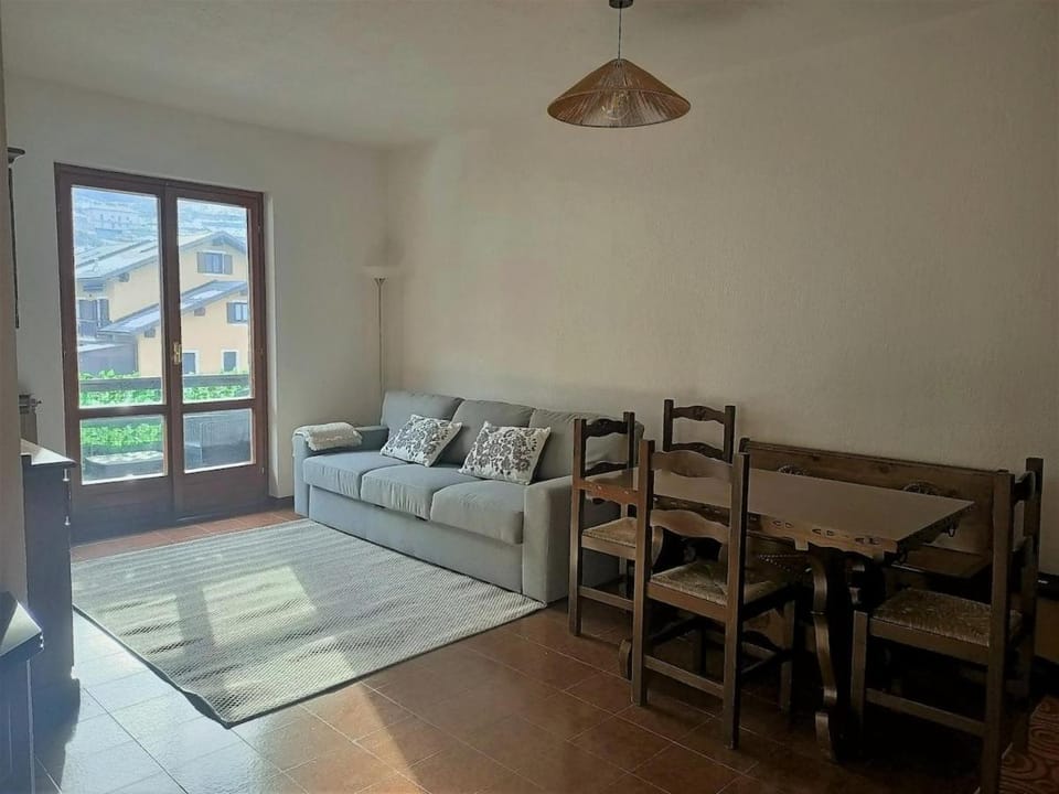 Bed, Photo of the whole room, Seating area, Dining area