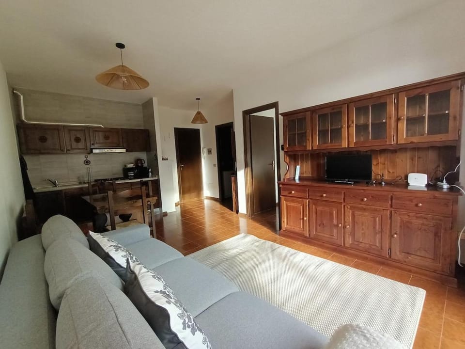 Communal lounge/ TV room, Bed, TV and multimedia, Kitchen or kitchenette, Living room, Photo of the whole room, Seating area, Evening entertainment, stove