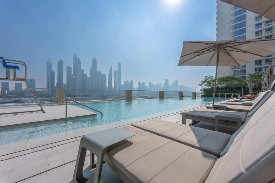 Free housekeeping visits during your stay - StayShort - 1 Bedroom in Marina Vista with Full Palm Views Apartment in Dubai