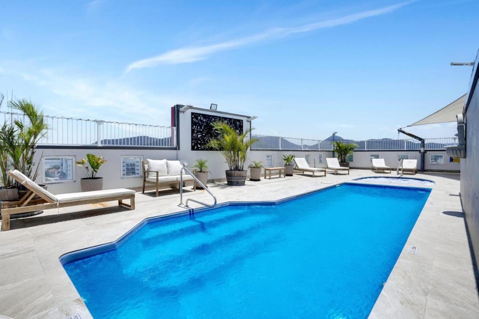 Balcony/Terrace, Swimming pool, Swimming pool, sunbed